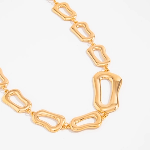 Detailansicht der goldfarbenen, unregelmäßigen geometrischen Glieder einer Minimal-Halskette