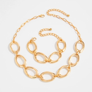 Minimalistisches klobiges Set aus Halskette und Armband mit hohlen ovalen Gliedern in Gold
