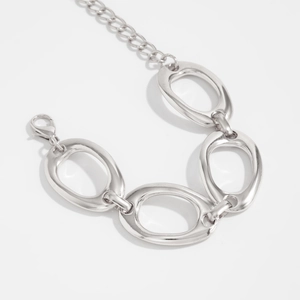 Detailansicht der silbernen Gliederkette mit ovalen Kettengliedern und Karabiner