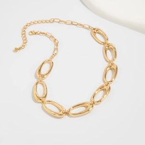 Detailansicht einer klobigen goldenen Gliederkette mit ovalen Ringen und Karabinerverschluss