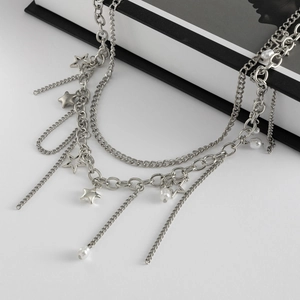 Detail van de zilverkleurige gelaagde tailleketting met sterren en parels