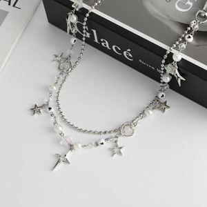Detail van zilveren Y2K tailleketting met parels en ster- en hartvormige bedels