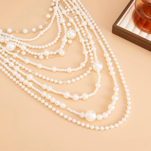 Élégant collier de perles multicouches avec perles blanc crème et chaînes en métal