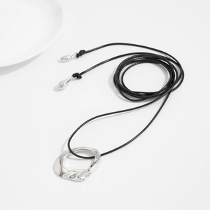 Collar largo minimalista de cordón encerado con colgante abstracto plateado y gotas