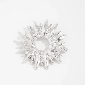 Détail de la broche créative en métal argenté irrégulier avec finition miroir polie