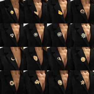 Broches métalliques irrégulières modernes en or et argent sur une veste de costume noire