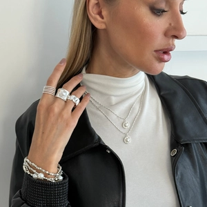Details des Schmucksets mit Liquid-Metal-Anhängern, Perlenringen und Perlenarmbändern