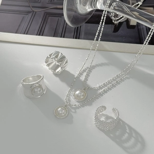 Silberne Flüssigmetall-Halskette mit Perlenanhänger und geometrischem Ring-Set-Design