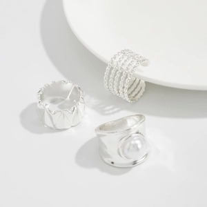 Detailansicht Silberringe-Set mit Perle, gedrehtem Seil und geometrischem Wellendesign
