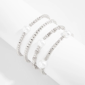 Vierteiliges silbernes Perlenarmband-Set mit Kunstperlen auf weißem Displayständer