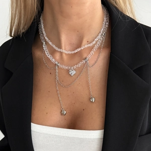 Collier multi-rangs en perles avec pendentif cœur en cristal sur chaînes argentées
