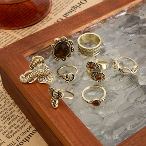 Λεπτομέρεια σετ 7 vintage boho δαχτυλιδιών με μοτίβα ελέφαντα και κεχριμπαρένιες πέτρες