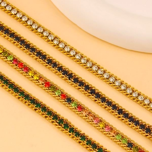 Gros plan de pierres de zircon colorées sur des bracelets en acier plaqué or 18 carats
