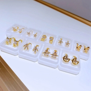 Set aus goldenen Titanstahl-Ohrsteckern mit Stern-, Mond- und Zirkon-Blumenmustern