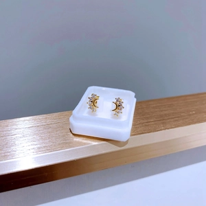 Nahaufnahme der goldenen Halbmond-Ohrringe mit funkelndem Mikro-Pavé-Zirkonia-Besatz