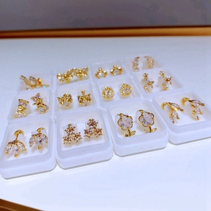 Set mit 12 luxuriösen Titanstahl-Ohrsteckern mit Blumen, Schmetterlingen und Zirkonia