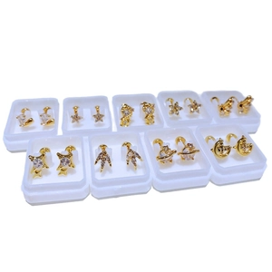 Set aus Titanstahl-Ohrsteckern in Gold mit Zirkon-Sternen und Saturn-Motiv in Boxen
