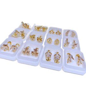 Set mit goldfarbenen Titanstahl-Ohrsteckern mit Zirkonia, Blumen- und Schmetterlingsform