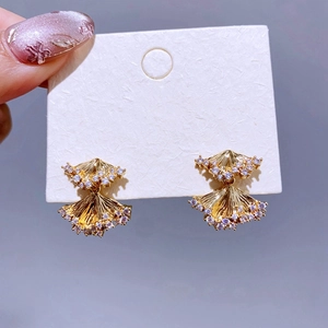 Elegante vergoldete fächerförmige Ohrstecker mit funkelnden Zirkoniasteinen für Damen