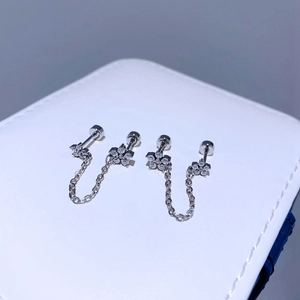 Detail von Silbernen Ketten-Ohrringen mit Strass-Blumen und Schraubverschluss