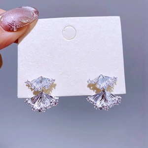Funkelnde fächerförmige Silberohrstecker mit Zirkonia und strukturierter Oberfläche