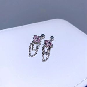 Detail von Silbernen Ketten-Ohrringen mit Rosa Zirkonia und Schraubverschluss-Design