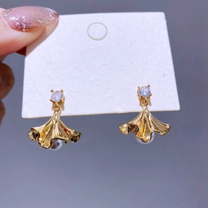Modische goldene Ginkgoblatt-Ohrringe mit lila Zirkon und weißen Perlenperlen