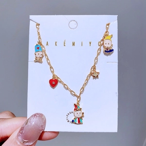 Goldenes Armband mit bunten Emaille-Cartoon-Anhängern und rotem Herzanhänger