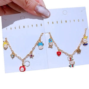 Vergoldeter Schmuck mit farbenfrohen Emaille-Anhängern und Sternanhänger