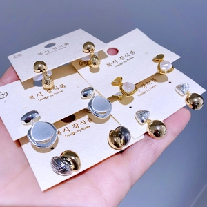 Minimalistische Gold- und Silberohrringe auf Displaykarten in verschiedenen Ausführungen