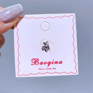 Silberner Bärenstecker mit rosa Zirkonia auf Displaykarte, von Hand gehalten