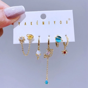 Set di 6 orecchini dorati con ciondoli a forma di pianeta e luna in zirconi colorati