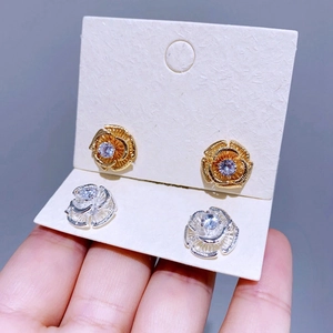 Exquisite hohle Blumenohrstecker in Gold und Silber mit funkelndem Zirkonia-Stein