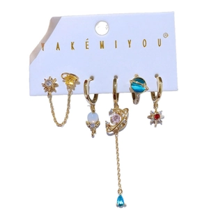 Set di 6 orecchini dorati con motivi di pianeti e stelle con zirconi colorati