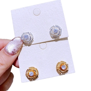 Exquisite hohle Blumenohrstecker in Gold und Silber mit Zirkonia-Zentrum für Damen
