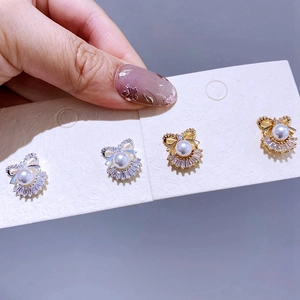 Elegante goldene Schleifenohrringe mit Perlen und Zirkonia für einen luxuriösen Look