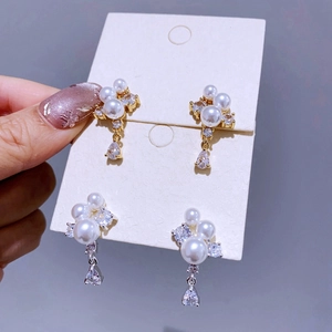 Detailansicht von Perlencluster-Ohrringen mit Zirkonia-Tropfen in Gold und Silber