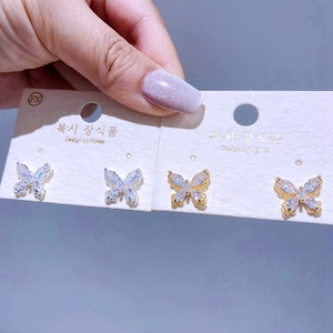 Exquisite Spitzen-Schmetterling-Ohrstecker mit Zirkon-Inlay auf weißer Schmuck-Displaykarte
