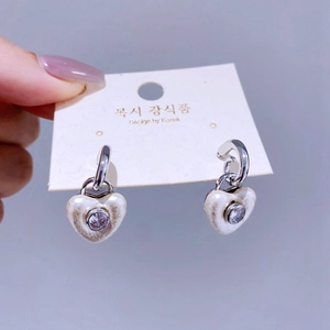Elegante Herz-Perlenohrringe in Silber mit Zirkon auf minimalistischer Displaykarte