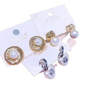 Set aus drei Paar eleganten Herz-Perlenohrringen in Gold und Silber mit Kristallen