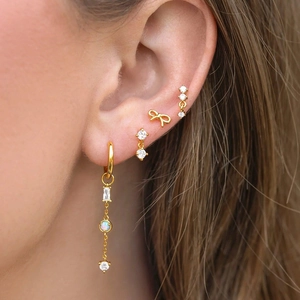 Elegantes Set aus vergoldeten Messingohrringen mit Zirkonia-Steckern und Opal-Anhängern