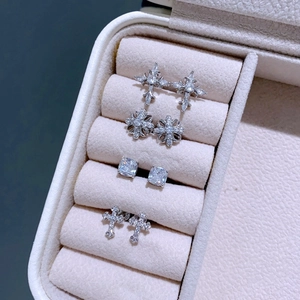 Funkelndes Zirkon-Kreuz- und Lilien-Ohrstecker-Set aus silbernem Edelstahl-Schmuck