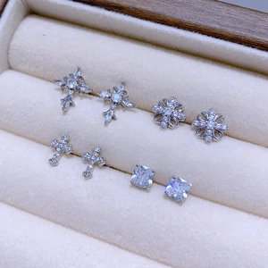 Vierteiliges Set silberne Edelstahl-Ohrstecker mit Kreuzen und Zirkonia für Damen