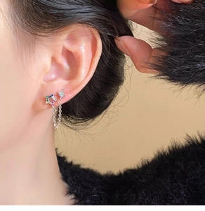 Detail der chirurgischen Stahlkette Doppelpiercing Stecker mit bunten Sternzirkonia