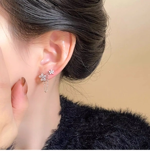 Detail der silbernen Blumen-Ohrring-Kette für zwei Ohrlöcher mit funkelnden Zirkonia