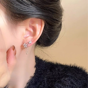 Zweifach-Piercing Kette Ohrring aus Chirurgenstahl mit silbernen Blumen und Zirkonia