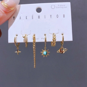 Set de 6 boucles d'oreilles dorées avec étoiles et planètes turquoise et tiges en argent