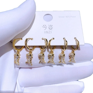 Set mit drei goldplattierten Dino-Ohrringen mit funkelnden Zirkonias und 925er Silbersteckern