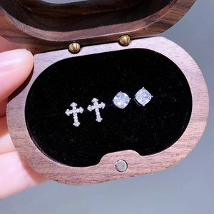 Funkelndes Zirkon-Kreuz und quadratisches Ohrstecker-Set in einer Premium-Nussbaum-Schmuckbox