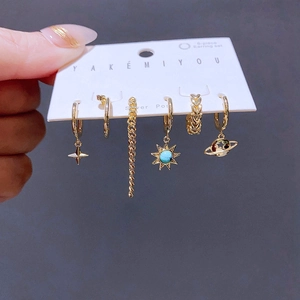 Détails d'un ensemble de 6 boucles d'oreilles dorées avec turquoise et motifs célestes